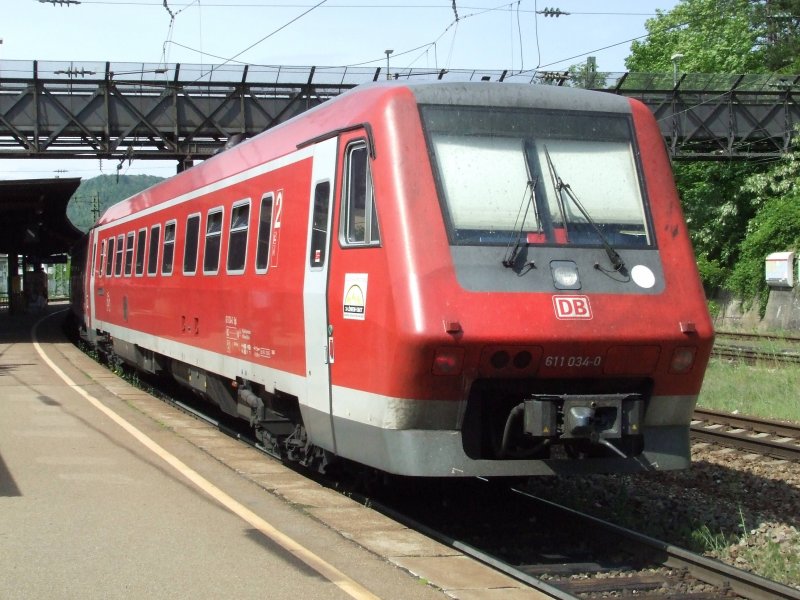 611 034 als Ausnahmezug auf dieser Route. Hier fuhr er als IRE von Ulm kommend Richtung Stuttgart. (Geislingen (Steige) 13.05.2007)