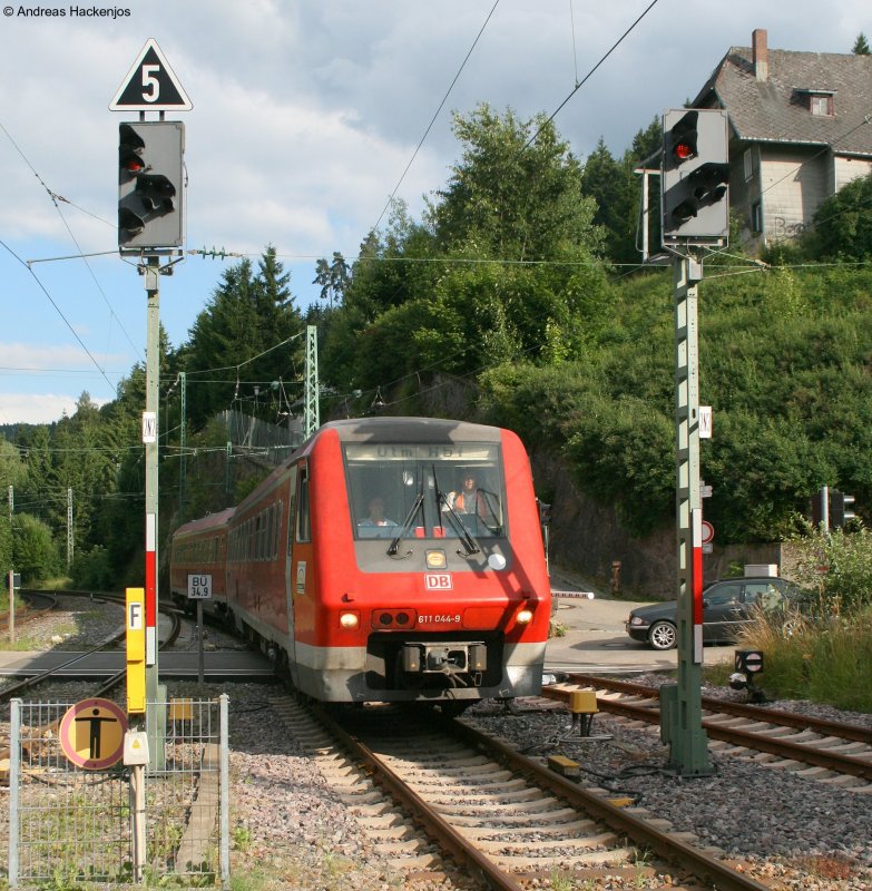 611 044 als RE 22315  bei der Einfahrt Neustadt(Schwarzw) am 16.7.08