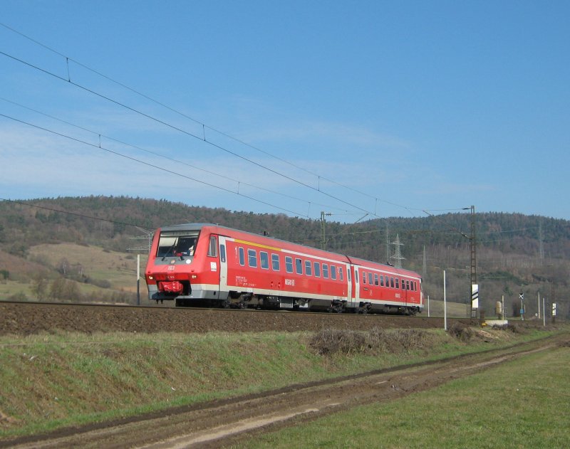611 513 auf der Strecke zwischen Bebra und Bad Hersfeld. Dieser 611 trgt das Werbebanner des Badenwrttembergischen Drei-Lwen-Takts. Im Fahrtziehlanzeiger stand Flha. 21.03.2009