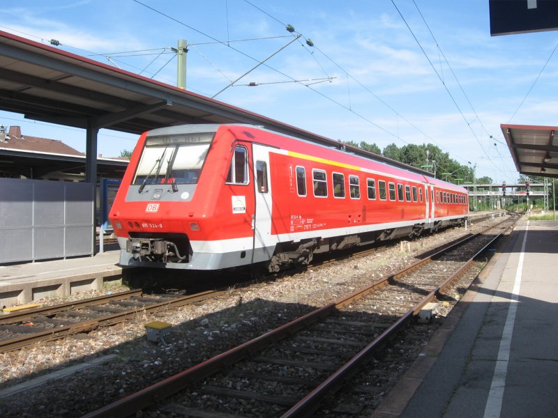 611 524-0 steht als RE nach Ulm Hbf im Bahnhof Donaueschingen 1.8.07