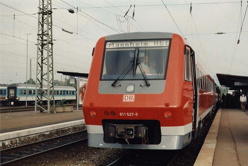 611 527 nach Mannheim im Oktober 1997 in Heilbronn Hbf.