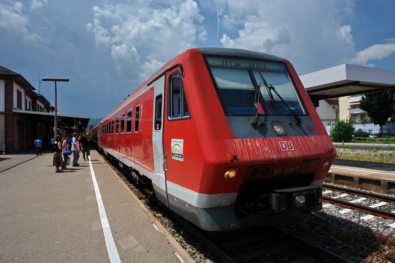 611 530-7. Dieser Regionalzug f�hrt bis Ulm Hbf., es ist die l�ngste Strecke dieser Linie. Meist geht es aber nur bis Waldshut oder Lauchringen. Na, wenigstens scheinen die Scheiben sauberer als die Front zu sein. Ein guter Durchblick auf der langen Fahrt ist schon wichtig. Bahnhof Bad S�ckingen am Hochrhein, 10.6.2007.