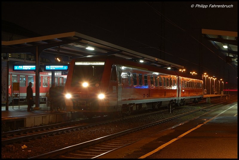 611 536-0 ist am Abend des 30.10.07 als RE 22561 von Ellwangen nach Ulm Hbf unterwegs, hier beim kurzen Aufenthalt auf Gleis 3 des Aalener Bahnhofs.