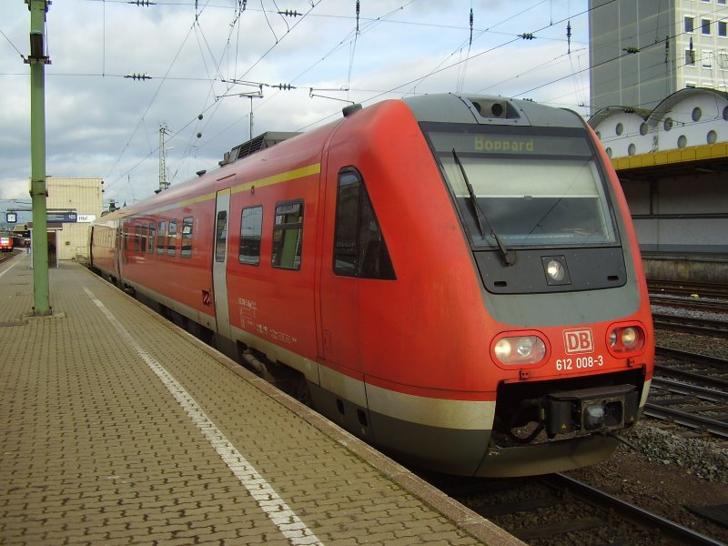 612 008-3(612 508-2) mit RB12355 nach Boppard steht Abfahrbereit an Gleis 105 in Koblenz.(9.2.07)