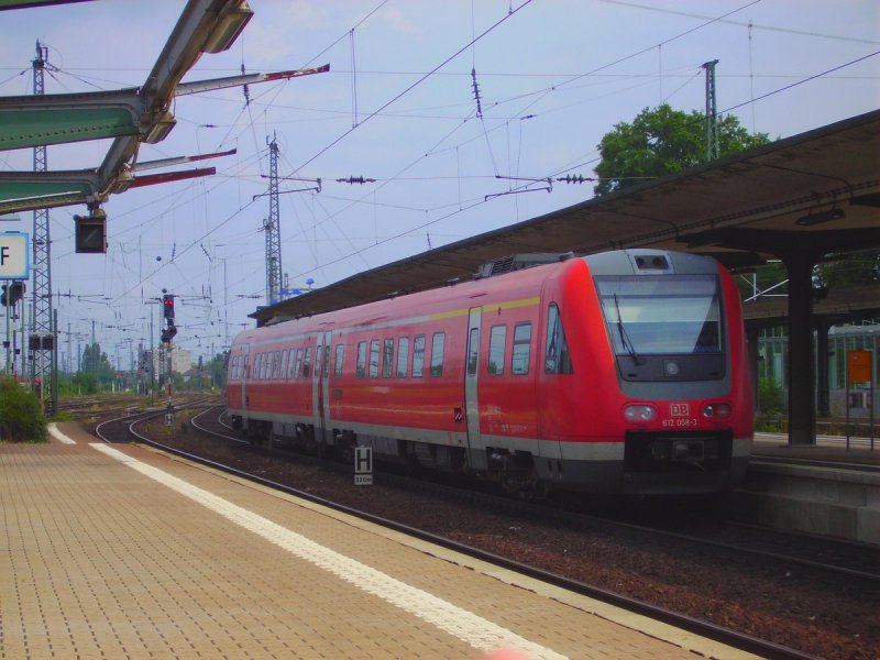 612 008 beschleunigt gerade raus aus Worms in Ri Mainz.Gesehen am 31.7.06.