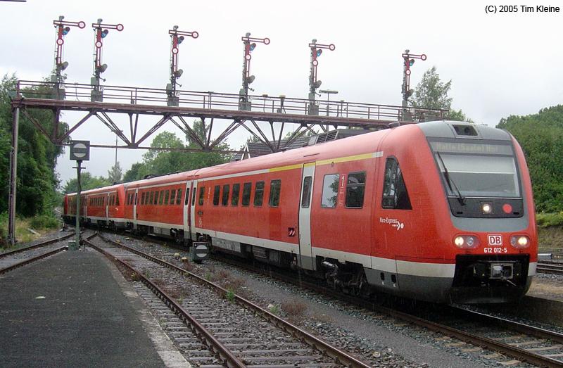 612 012 und zwei weitere 612 fahren am 22.07.2005 als RE Hannover-Halle(Saale)in Bad Harzburg ein.