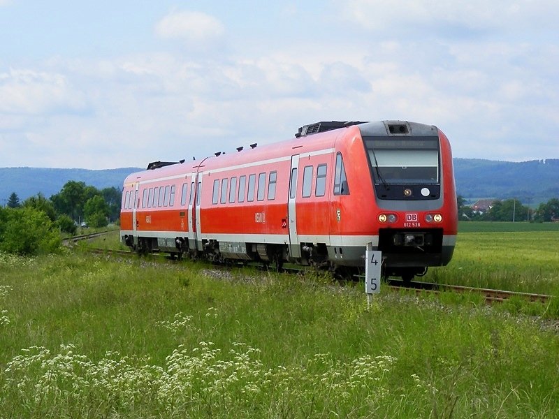 612 038/538 fhrt am 31.5.2009 durch das Thyratal. Aufgenommen bei Uftrungen.
