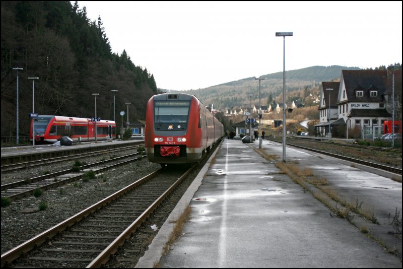 612 042/542 und 612 549/049 sind soeben als RE17 (RE 3907)  Sauerland-Express , von Hagen nach Kassel-Wilhelmshhe, in Brilon Wald eingefahren und warten nun auf die Abfahrt. Links im Bild wartet die RB55 (RB 23727)  Uplandbahn nach Korbach. (28.12.07)
