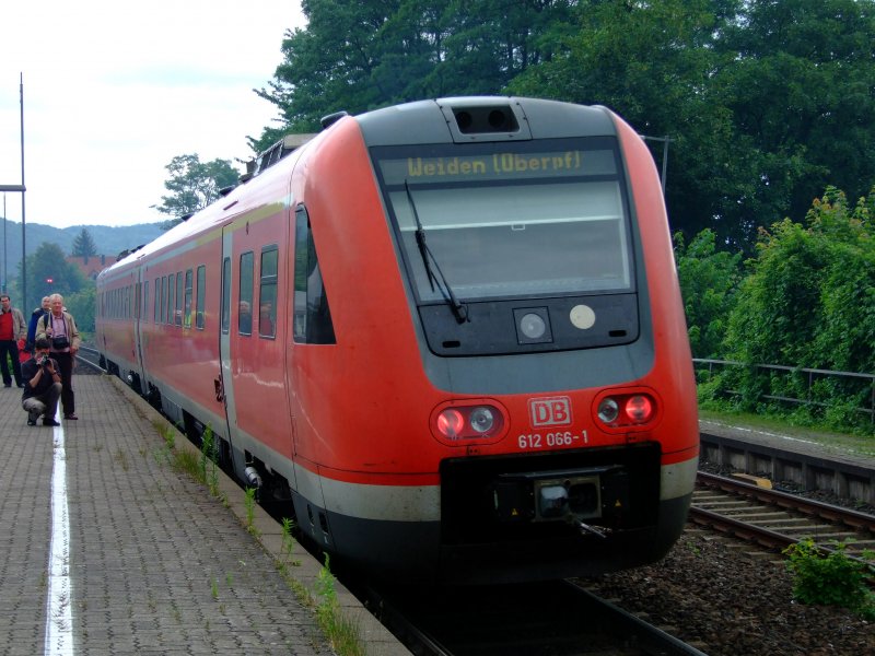 612 066 als RE nach Weiden (Obpf.) am 30.06.2007 bei der Ausfahrt aus Hersbruck r.d.P.