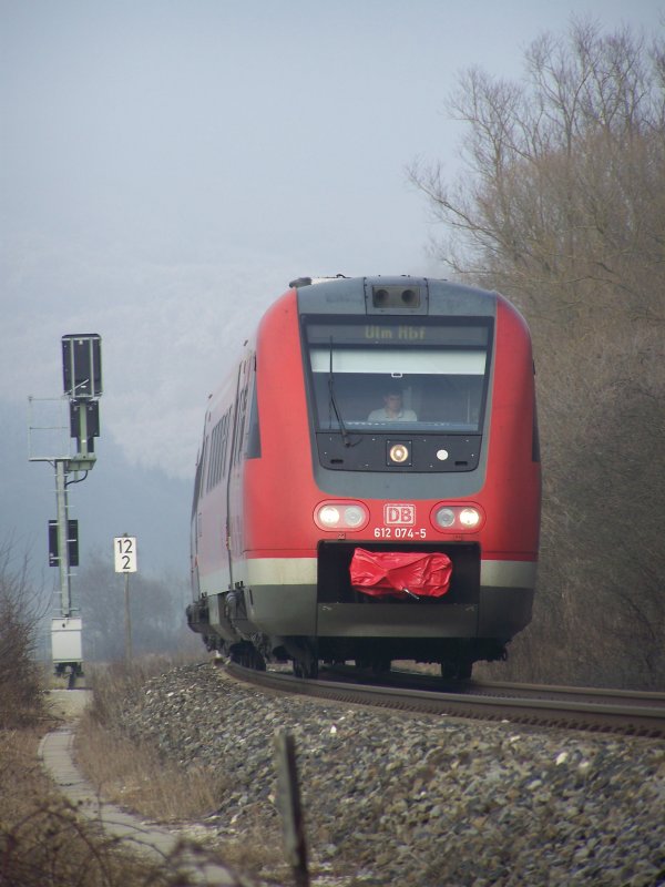 612 074-5 ist am 21.Dezember 2007 als IRE 3229 von Aalen nach Ulm Hbf unterwegs. Hier bei Knigsbronn aufgenommen.