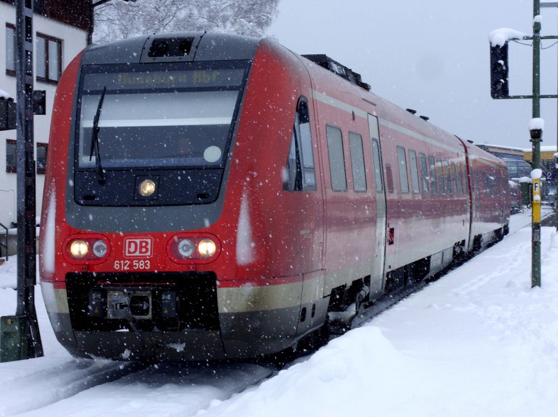 612 083 verl�sst am 08.02.2009 das verschneite Oberstdorf.