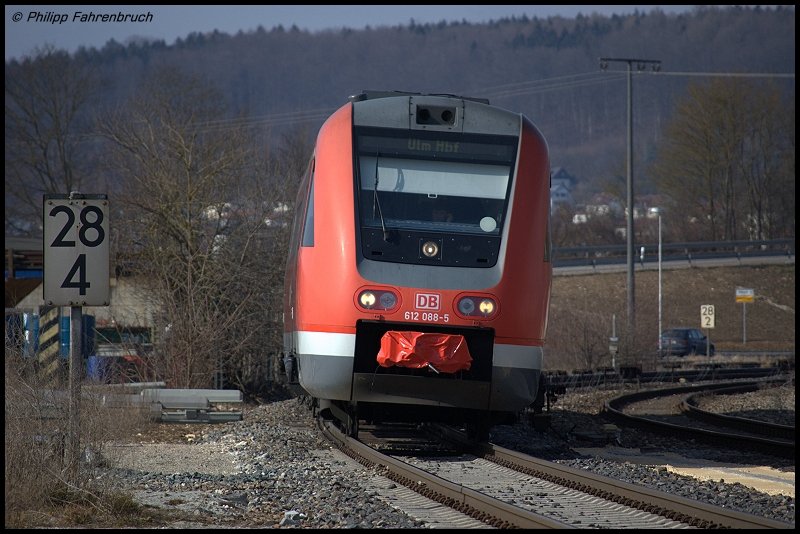 612 088-5 legt sich zur Mittagszeit des 23.02.08 als IRE 3229 von Aalen nach Ulm Hbf in Herbrechtingen, am Km 28,4 der Brenzbahn (KBS 757), in die Kurve.