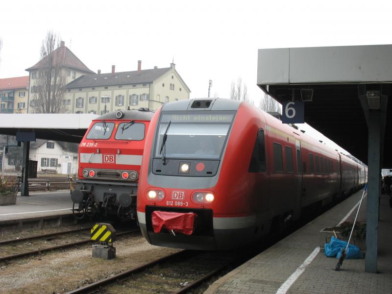 612 089-3 aus Mnchen Hbf und  218 239-2 mit seiner Leistung als IRE nach Ulm, abgelichtet bei herrlichen Frhlingstemperaturen in Lindau Hbf.  