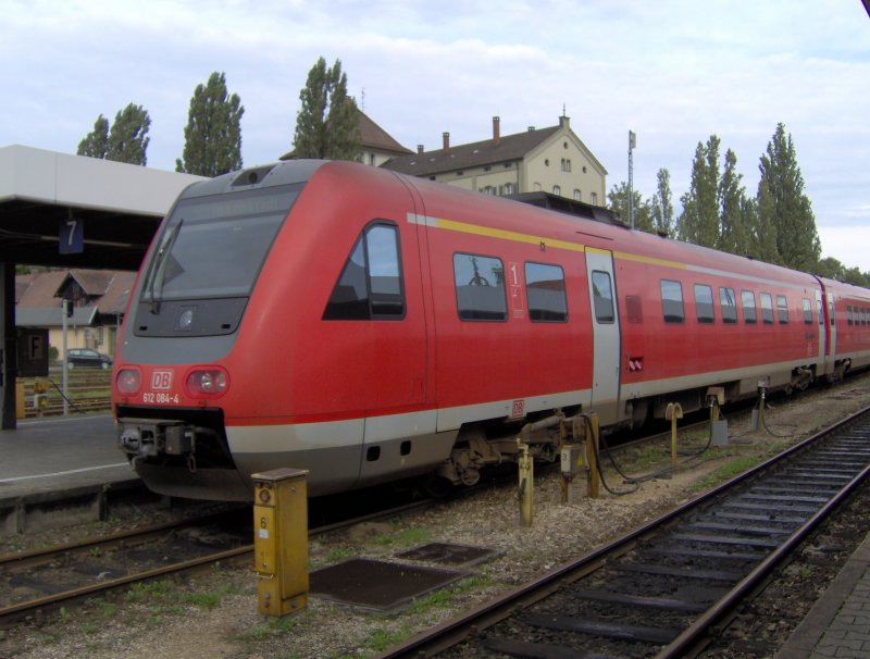 612 090 hat als Regionalexpress von Oberstdorf nach Lindau sein Ziel erreicht, als er hier in Lindau HBF aufgenommen wurde.