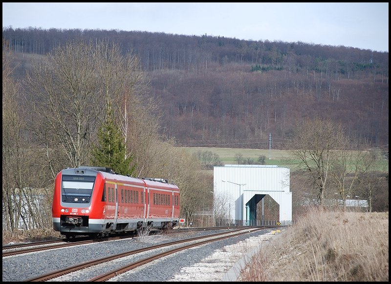 612 090 ist unterwegs nach Ulm Hbf. Aufgenommen bei Oberkochen am 12.Mrz 2008. Im Hintergrund eine Verladehalle mit Gleisverbindung.