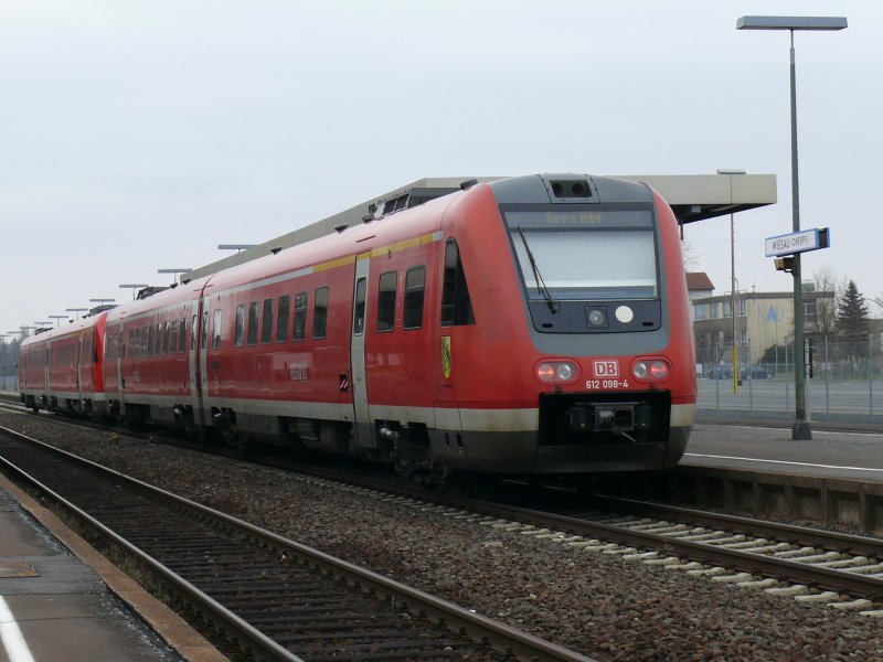 612 098-4 + 612 xxx-x mit dem RE von Regensburg Hbf nach Gera beim Halt in Wiesau (Oberpf), 3.4.2009