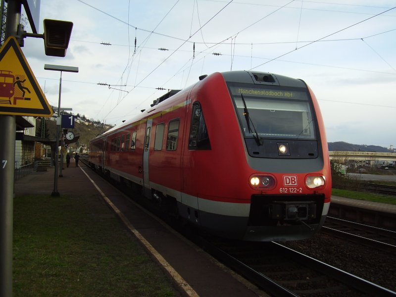 612 122-2/612 022-2 mit RE11326 von Koblenz nach Mnchengladbach bei einem planmigen Halt in Vallendar.Normalerweise fahren auf der Strecke 425er,aber aufgrund von Versptungen und  Zugausfllen wurde in Koblenz der 612er als Ersatz auf die Strecke geschickt.   