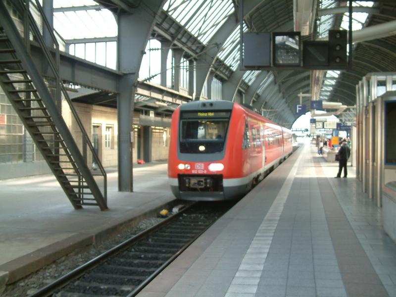 612 123/623 am 24.3.05 in Karlsruhe Hbf. Der Zug f�hrt gerade ein; merkw�rdigerweise leuchten an beiden Enden die Scheinwerfer...