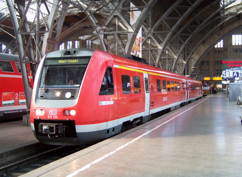 612 130 mit dem Ziel  Adorf(Vogtland)  steht am 15.08.2009 im Leipziger Hbf bereit und wartet auf die Abfahrt.