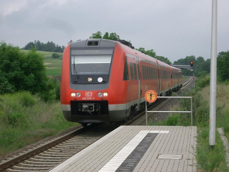 612 176 und 612 035 sind als RE von Gera nach Erfurt unterwegs und durchfahren Oberweimar. 2008-06-04.