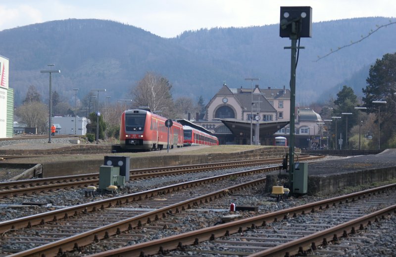 612 192 wartet auf den einfahrenen RE damit sie den 2 fach 612 auf ein 612 ergnzt in Bad Harzburg (8.4.2008)