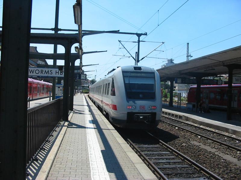 612-471 auf dem Weg nach Karlsruhe bei der Ausfahrt von Worms Hbf.