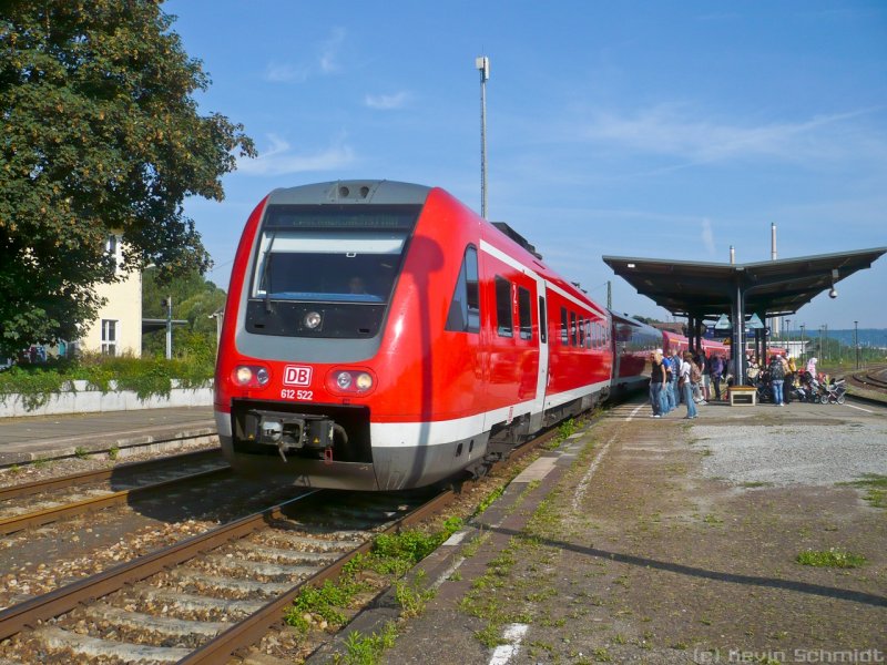612 522 führt den RE nach Zwickau (Sachs) Hbf und Chemnitz Hbf an. Hier fährt er gerade auf Gleis 5 in Göschwitz (Saale) ein. (15.08.2009)