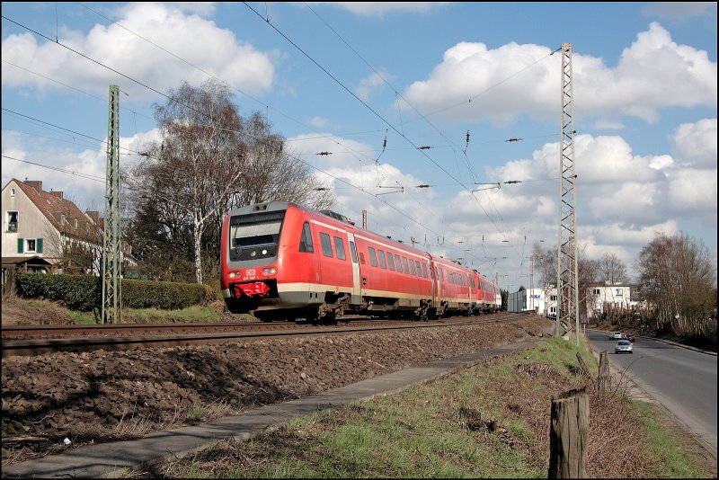 612 542/042 und 612 541/041 neigen sich, als RE17 (RE 3912)  Sauerland-Express  nach Hagen Hbf, in die Kurve. (29.03.2008)
