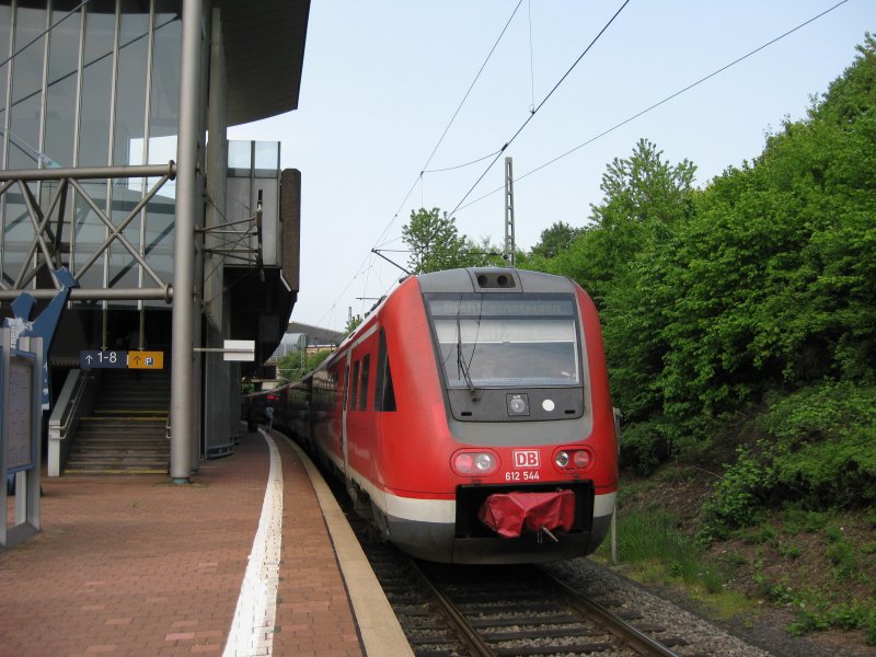 612 544 + 612 xxx und 612 546 stehen am 1.05.09 in Kassel-Wilhelmshhe auf Gl. 10. Der Zug kam mit +10 als RE 3921 aus Hagen Hbf.