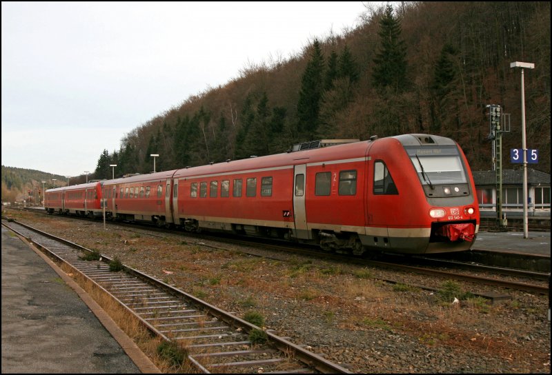 612 545/045 und 612 545/046 sind als RE17 (RE 3910)  Sauerland-Express nach Hagen, in Brilion-Wald eingefahren. (28.12.07)