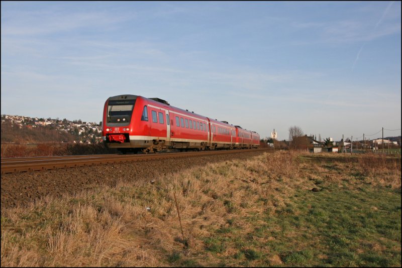 612 547/047 und 612 050/550 durchfahren das Ruhrtal bei Wickede (Ruhr) als RE17 (RE 3912)  Sauerland-Express  nach Hagen Hauptbahnhof. (28.12.07)