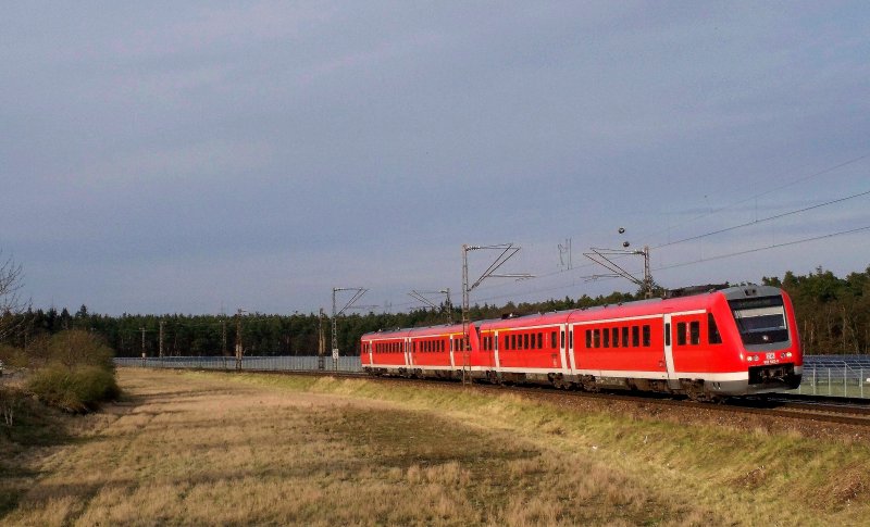 612 552 + 612 xxx als RE 3861, welcher nur an Freitagen mit 612er verkehrt, im Bogen der KBS 700 zwischen Neuluheim und Waghusel. Von Mo-Do verkehrt dieser Zug mit 425, Mrz 2008.