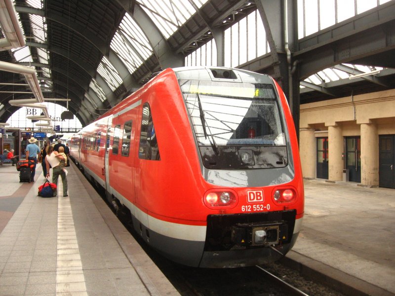 612 552-0 steht auf Gleis 1 des Karlsruher Hauptbahnhof 7.8.07