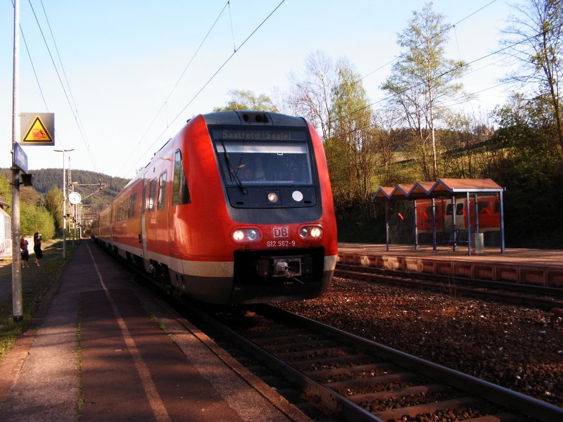612 562 am 27.04.2007 im Bahnhof Ludwigsstadt