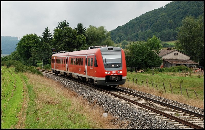 612 574 ist als IRE 3229 nach Ulm Hbf unterwegs. Aufgenommen am 15.August 2008 bei Oberkochen.