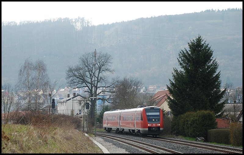 612 575 als IRE 3232 nach Aalen. Aufgenommen am 17.04.08 bei der Ausfahrt aus Oberkochen. Im Hintergrund ist noch das Bahnhofsgeb�ude zu sehn.