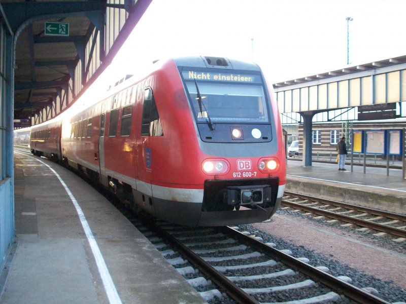 612 600 als RE3681 in Zwickau Hbf, 17.2.08.