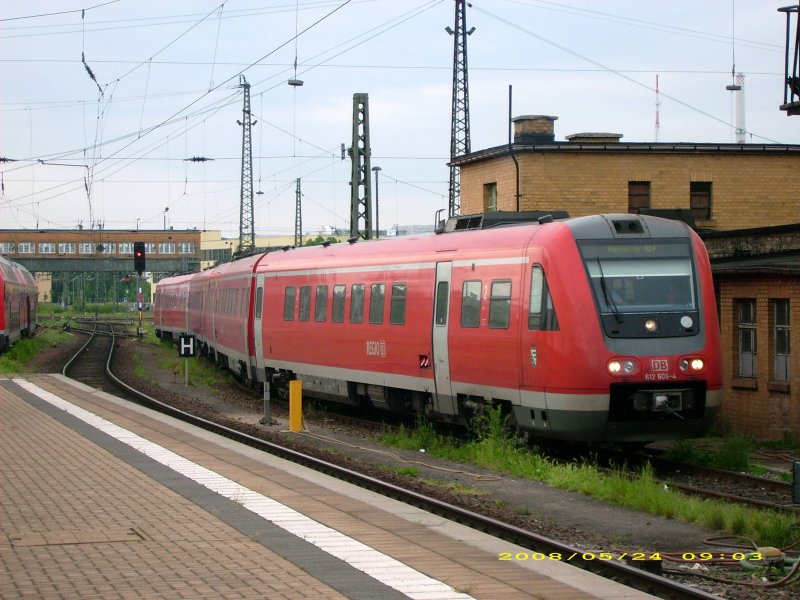 612 606 steht am 24.05.08 im Vorfeld des Bahnhofs Halle/Saale abgestellt. Diese Triebwagen fahren als RE von Halle/Saale nach Hannover.