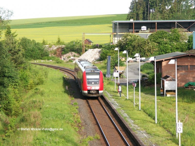 612 650 am Donnerstag Morgen, 28.05.2009 um ca 7.20 Uhr. Die morgendliche Leistung wird mit 612 gefahren und hier warten auch schon 2 Fahrgäste auf den morgendlichen Sammler. Der Haltepunkt war früher ein Bahnhof mit 3 Gleisen, was sich hier sogar noch ausmachen lässt. Im Bf. waren 2 Gleisanschlüsse, einer hinten im Bild rechts und einer im Rücken des Fotografen.
Während meiner Ausbildungszeit musste ich hier mit dem damals ersten Frühzug fahren, da kreuzte hier oft die Üg aus Hof, meist mit 2x BR 211 bespannt, soviel Last ist auf der Nebenbahn nach Bad Steben und Ri Schwarzenbach am Wald angefallen.....