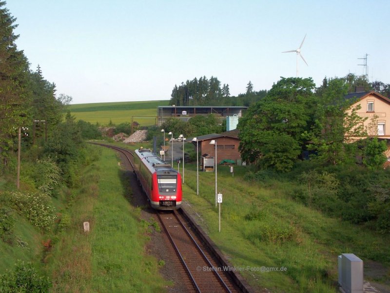 612 650 hat am Morgen des 27.Mai 2009 in Stegenwaldhaus 2 Fahrgäste aufgenommen und fährt Richtung Hof ab. Gleich wird er die Autobahn A 9 unterfahren. Hier ist noch rechts das höher gelegene alte Empfangsgebäude zu erkennen. Der Bahnhof wurde wegen der Autobahntrassierung mal tiefer gelegt. Einst gab es hier 3 Gleise....