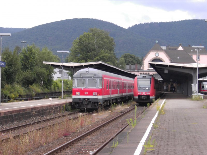 612 661 und 612 513  stehen mit dem Regionalexpress nach Hannover (BR 218 470 hinten) im Bahnhof Bad Harzburg (30.6.07)