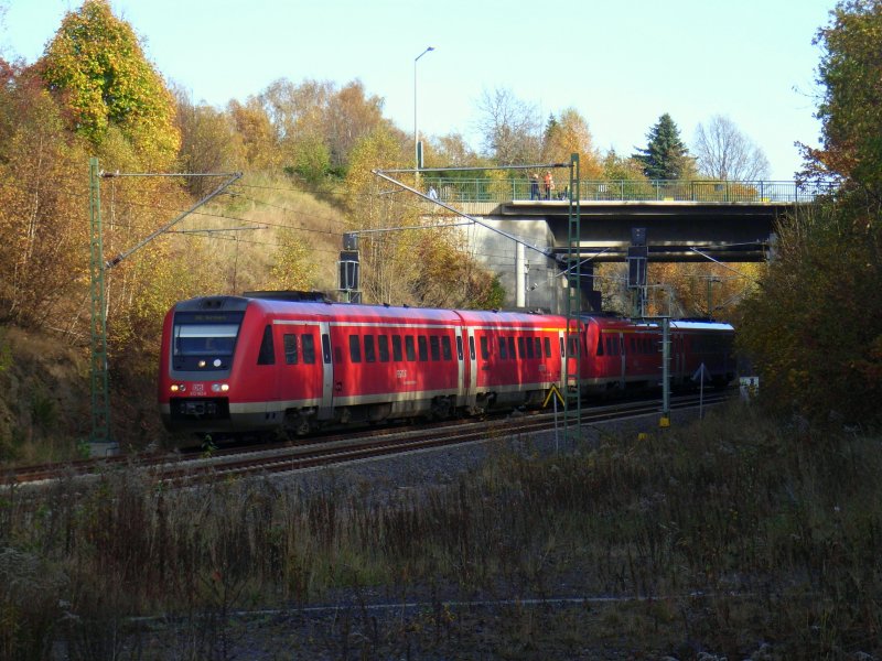 612 963-9 und eine weitere 612-Einheit fahren als IRE 3090  Franken-Sachsen-Express  unter der Brcke der Frauensteiner Strae in Freiberg ein. Der Bahnhof Freiberg ist damit fast erreicht. 24.10.08