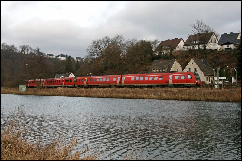 612er Doppel fhrt als RE17 (RE 3929)  Sauerland-Express  von Hagen nach Kassel-Wilhelmshhe. (Freinohl am 27.12.07)