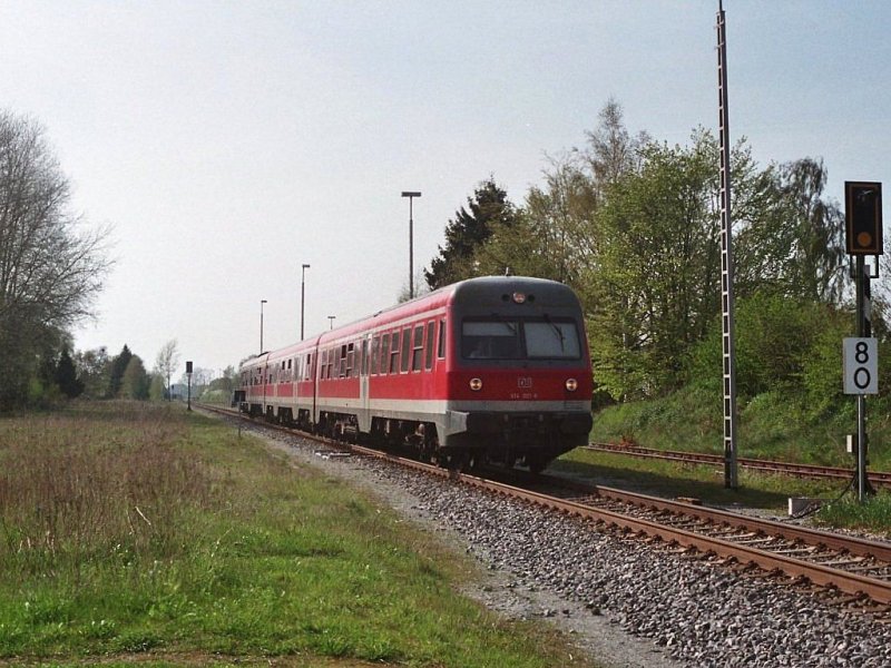 614 001-6/914 025-2/614 002-4 mit RB Nieuweschans-Leer auf Bahnhof Weener am 4-5-2006. Bild und scan: Date Jan de Vries. 