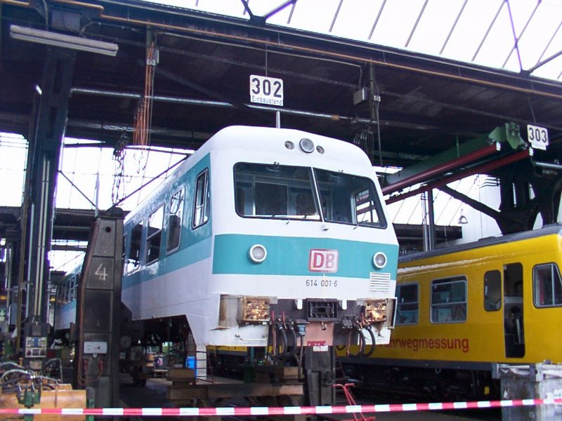 614 001 wartet am 24.08.2002 im AW Kassel am Tag der Offenen Tr auf Einbau der Drehgestelle.