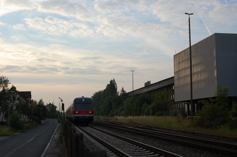 614 014 / 013 am 19.06.2008 kurz nach Sonnenaufgang bei der Vorbeifahrt an den Gebuden der Ehemaligen Maxhtte in Sulzbach-Rosenberg Htte