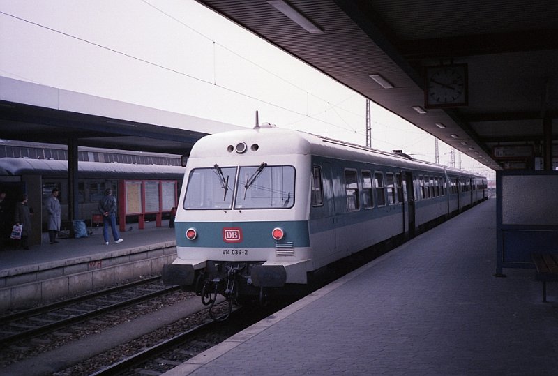 614 036-2 in Nrnberg Hbf Februar 1989. (Scan von Negativ)