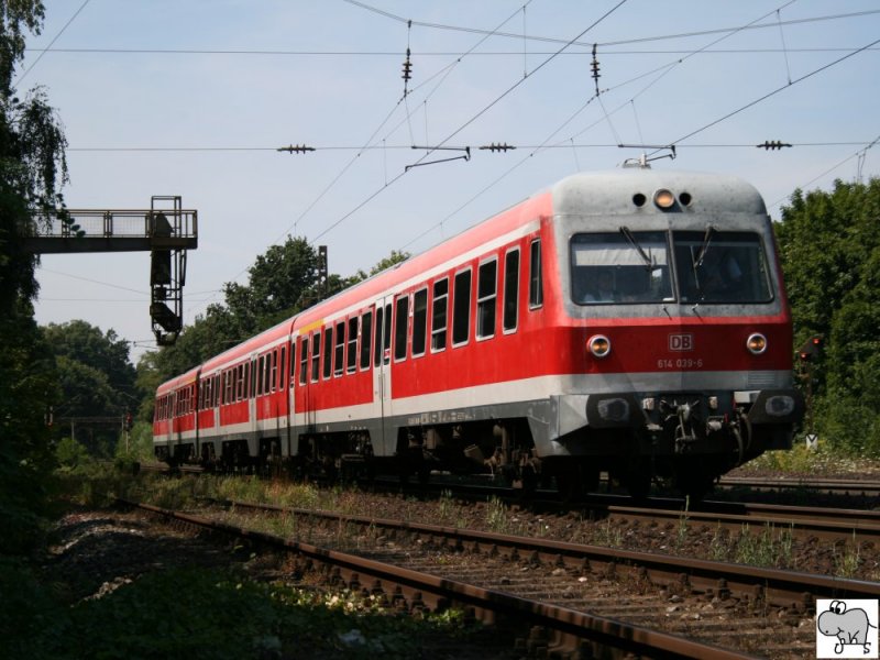 614 039-6 kurz vor dem Bahnhof Frth / Bayern am 30. Juli 2008.