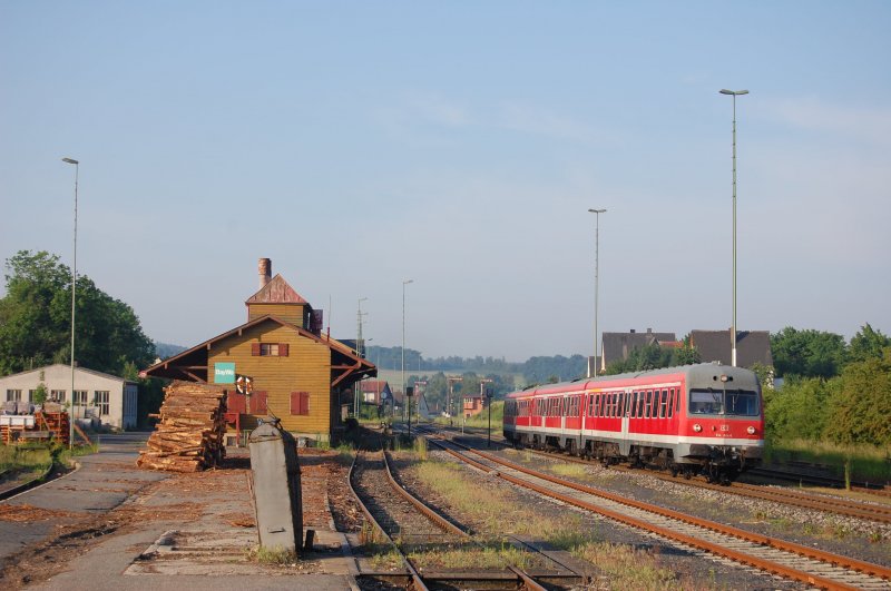 614 044; 914 022; 614 043 als RB32047 am 02.06.2008 mit dem  Sch�lerzug  bei der Ausfahrt aus Vilseck nach Weiden i.d. OPf.