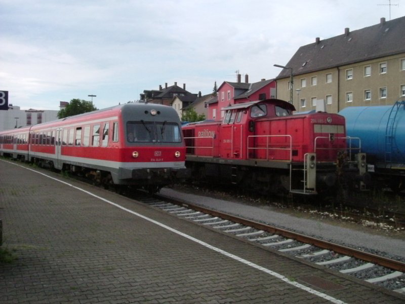614 048 fhrt an der in Amberg abgestellten 294 685 vorbei. (Amberg, 04.08.2006)